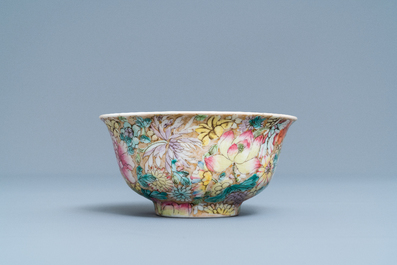 Een Chinese famille rose 'millefleurs' kom en een bord, Qianlong merk, Republiek