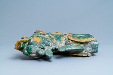 Une paire de tuiles faiti&egrave;res en forme de dragon aux &eacute;maux de type sancai, Ming/Qing