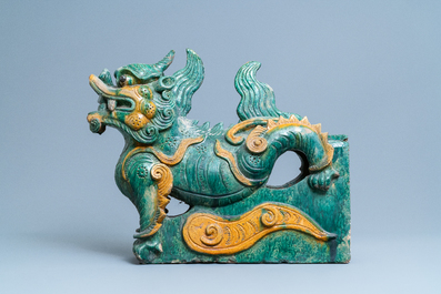 Une paire de tuiles faiti&egrave;res en forme de dragon aux &eacute;maux de type sancai, Ming/Qing