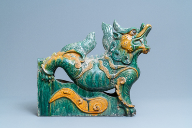 Une paire de tuiles faiti&egrave;res en forme de dragon aux &eacute;maux de type sancai, Ming/Qing