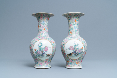 Une paire de vase en porcelaine de Chine famille rose &agrave; d&eacute;cor 'millefleurs', marque de Qianlong, R&eacute;publique