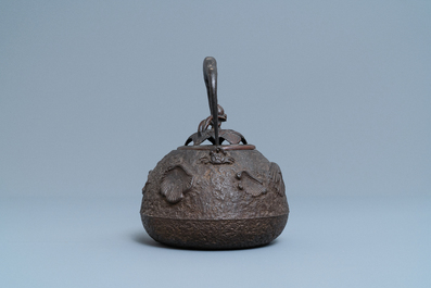 Une th&eacute;i&egrave;re de type 'tetsubin' en fonte &agrave; d&eacute;cor de coquilles et crabes, Edo/Meiji, 18/19&egrave;me