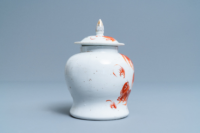 Vier Chinese vazen met ijzerrood decor van boeddhistische leeuwen, 19/20e eeuw
