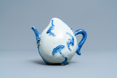 A Chinese blue and white peach-shaped cadogan teapot, 18/19th C.