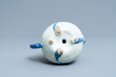 A Chinese blue and white peach-shaped cadogan teapot, 18/19th C.