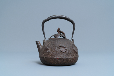 Une th&eacute;i&egrave;re de type 'tetsubin' en fonte &agrave; d&eacute;cor de coquilles et crabes, Edo/Meiji, 18/19&egrave;me