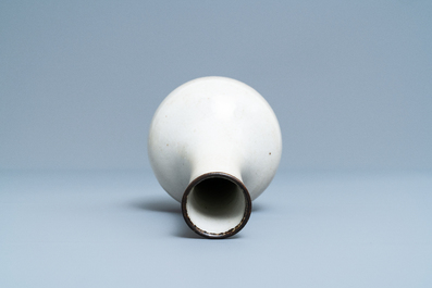 A Chinese crackle-glazed bottle vase, Chenghua mark, 19th C.