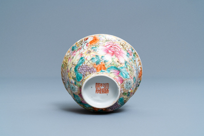 Een Chinese famille rose 'millefleurs' kom en een bord, Qianlong merk, Republiek