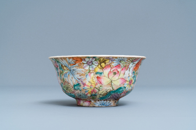 Een Chinese famille rose 'millefleurs' kom en een bord, Qianlong merk, Republiek