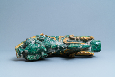 Une paire de tuiles faiti&egrave;res en forme de dragon aux &eacute;maux de type sancai, Ming/Qing