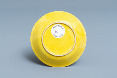 Une coupe en porcelaine de Chine &agrave; d&eacute;cor de p&ecirc;ches sur fond jaune, Kangxi