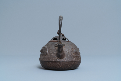 Une th&eacute;i&egrave;re de type 'tetsubin' en fonte &agrave; d&eacute;cor de coquilles et crabes, Edo/Meiji, 18/19&egrave;me
