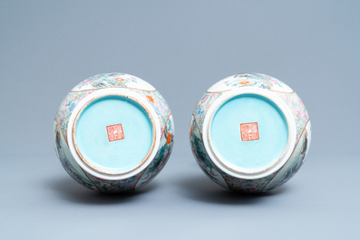 Une paire de vase en porcelaine de Chine famille rose &agrave; d&eacute;cor 'millefleurs', marque de Qianlong, R&eacute;publique