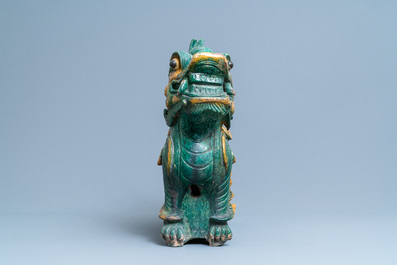 Une paire de tuiles faiti&egrave;res en forme de dragon aux &eacute;maux de type sancai, Ming/Qing