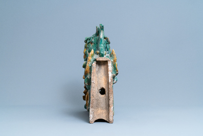 Une paire de tuiles faiti&egrave;res en forme de dragon aux &eacute;maux de type sancai, Ming/Qing