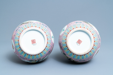 Deux paires de vases en porcelaine de Chine famille rose, R&eacute;publique
