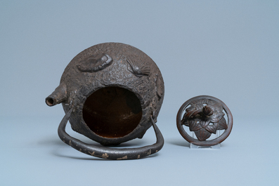 Une th&eacute;i&egrave;re de type 'tetsubin' en fonte &agrave; d&eacute;cor de coquilles et crabes, Edo/Meiji, 18/19&egrave;me