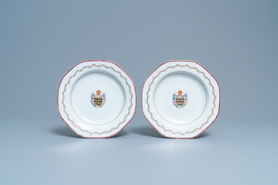 Een paar Chinese wapenborden voor de Engelse markt en een bord voor de Nederlandse markt, Qianlong