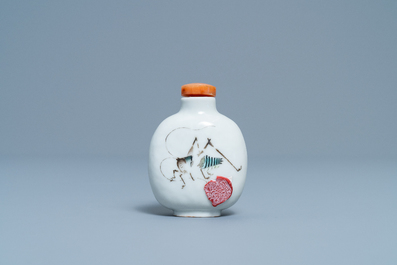 Une tabati&egrave;re en porcelaine de Chine &agrave; d&eacute;cor de sauterelles, marque et &eacute;poque de Daoguang