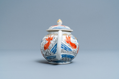 Une th&eacute;i&egrave;re sur support en porcelaine de Chine &agrave; d&eacute;cor de carpes et d'une grue, Yongzheng