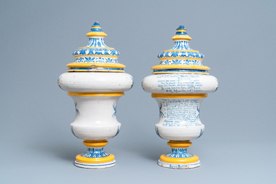 Une paire de grands pots de pharmacie couverts en majolique italienne, Naples, dat&eacute;s 1724