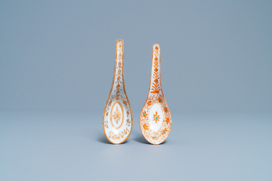 Deux cuill&egrave;res en porcelaine de Chine Lai Nam Thong pour le march&eacute; thai, 19&egrave;me