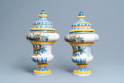 Une paire de grands pots de pharmacie couverts en majolique italienne, Naples, dat&eacute;s 1724