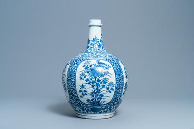 A large Japanese blue and white Arita bottle vase, Edo, 17th C.