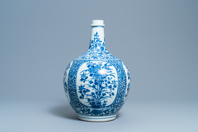 A large Japanese blue and white Arita bottle vase, Edo, 17th C.