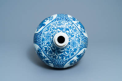 A large Japanese blue and white Arita bottle vase, Edo, 17th C.