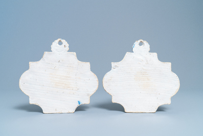 Une paire de plaques en fa&iuml;ence de Delft en bleu et blanc, 18&egrave;me