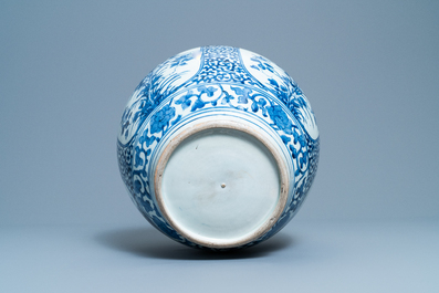 A large Japanese blue and white Arita bottle vase, Edo, 17th C.