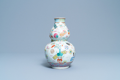 A Chinese famille rose double gourd 'antiquities' vase, 19th C.