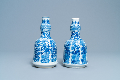 Une paire de bases de narguil&eacute; en porcelaine de Chine en bleu et blanc, Kangxi