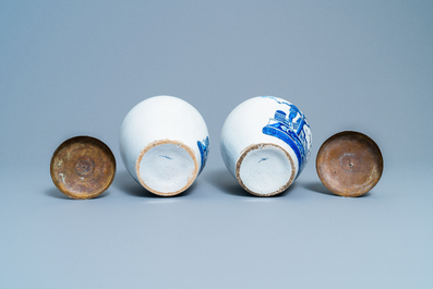 Une paire de pots &agrave; tabac en fa&iuml;ence de Delft en bleu et blanc &agrave; d&eacute;cor d'indiens, 18&egrave;me