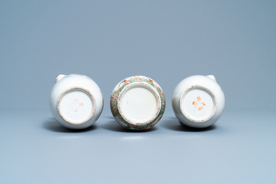 Cinq vases en porcelaine de Chine famille rose, 19&egrave;me
