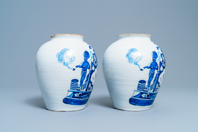 Une paire de pots &agrave; tabac en fa&iuml;ence de Delft en bleu et blanc &agrave; d&eacute;cor d'indiens, 18&egrave;me