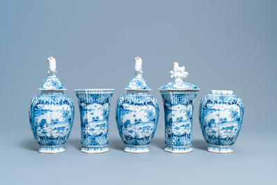 Une garniture de cinq vases en fa&iuml;ence de Delft en bleu et blanc, 18&egrave;me