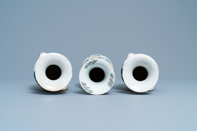 Cinq vases en porcelaine de Chine famille rose, 19&egrave;me