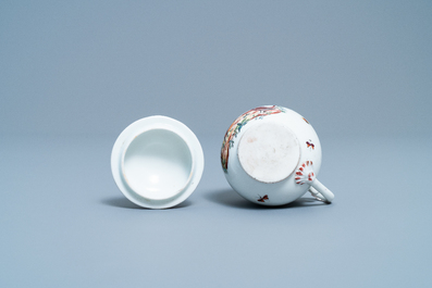 Une assiette et un cr&eacute;mier en porcelaine polychrome de Tournai &agrave; d&eacute;cor d'oiseaux, 18&egrave;me