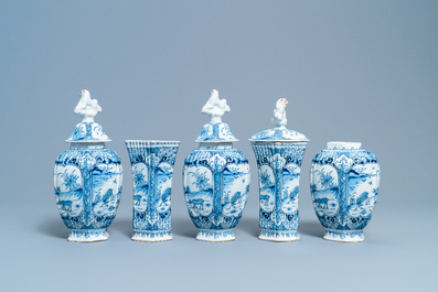 Une garniture de cinq vases en fa&iuml;ence de Delft en bleu et blanc, 18&egrave;me