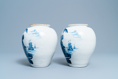 Une paire de pots &agrave; tabac en fa&iuml;ence de Delft en bleu et blanc &agrave; d&eacute;cor d'indiens, 18&egrave;me
