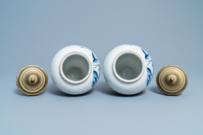 Une paire de pots &agrave; tabac en fa&iuml;ence de Delft en bleu et blanc &agrave; d&eacute;cor d'indiens, 18&egrave;me