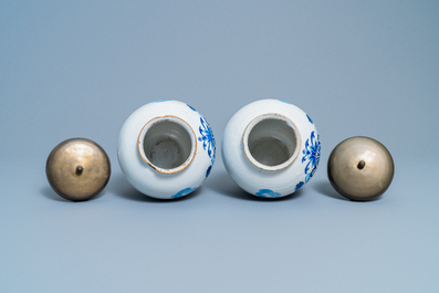 Une paire de pots &agrave; tabac en fa&iuml;ence de Delft en bleu et blanc &agrave; d&eacute;cor d'indiens, 18&egrave;me