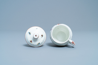 Une assiette et un cr&eacute;mier en porcelaine polychrome de Tournai &agrave; d&eacute;cor d'oiseaux, 18&egrave;me