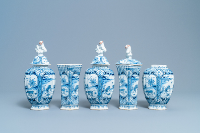 Une garniture de cinq vases en fa&iuml;ence de Delft en bleu et blanc, 18&egrave;me