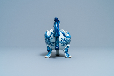 Une sauci&egrave;re en fa&iuml;ence de Delft en bleu et blanc, 18&egrave;me