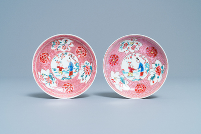 Een Chinese famille rose VOC-kop, een Pronk-kop en twee koppen en schotels, Yongzheng/Qianlong
