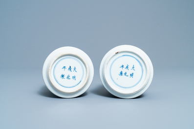 Une paire de bases de narguil&eacute; en porcelaine de Chine en bleu et blanc, Kangxi