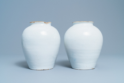 Une paire de pots &agrave; tabac en fa&iuml;ence de Delft en bleu et blanc &agrave; d&eacute;cor d'indiens, 18&egrave;me